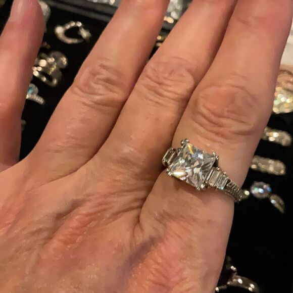 Beautiful anniversary ring - Picture 5 of 7